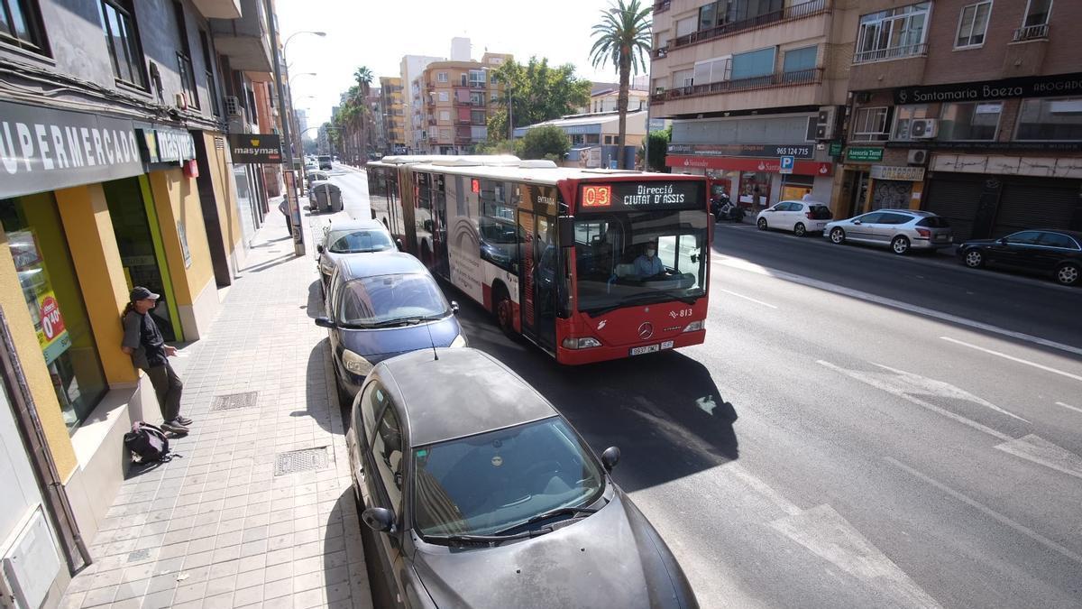 Imagen actual de la avenida Aguilera, con cuatro carriles de circulación y dos bandas de estacionamiento