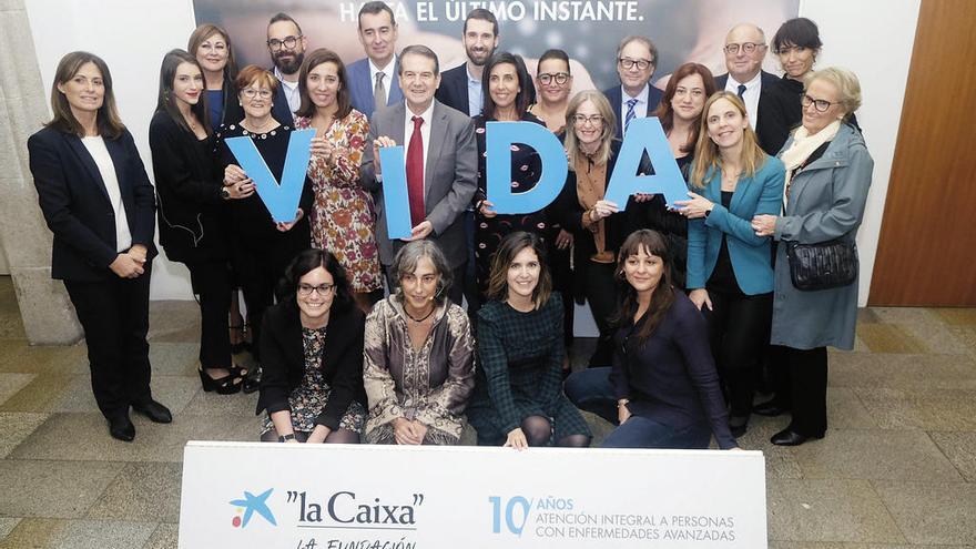 Responsables del programa de &quot;la Caixa&quot;, trabajadores, familiares y el alcalde de Vigo, Abel Caballero.