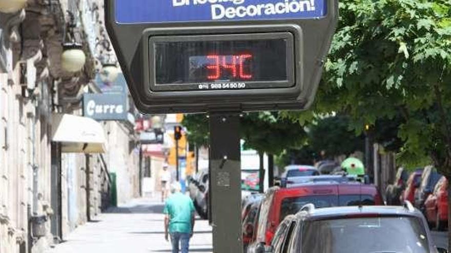 Un termómetro al sol, ayer, en la calle Concordia de Ourense. // I.O.