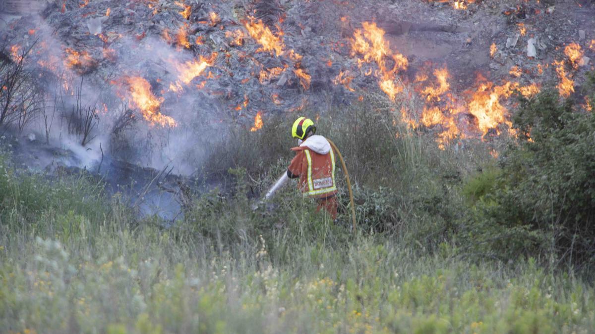 Se desata un incendio en una nave de almacenaje de ropa en L'Olleria