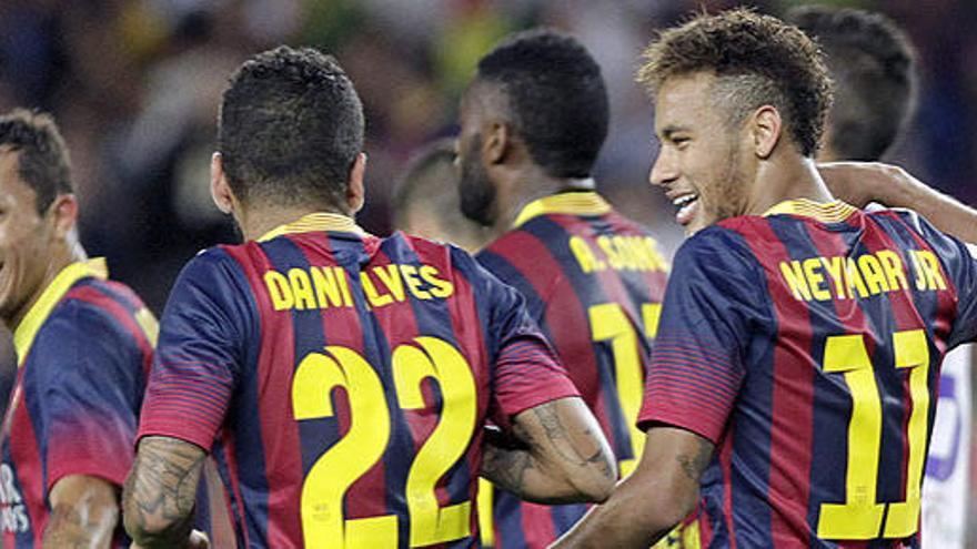 Neymar celebra un gol junto a sus compañeros.