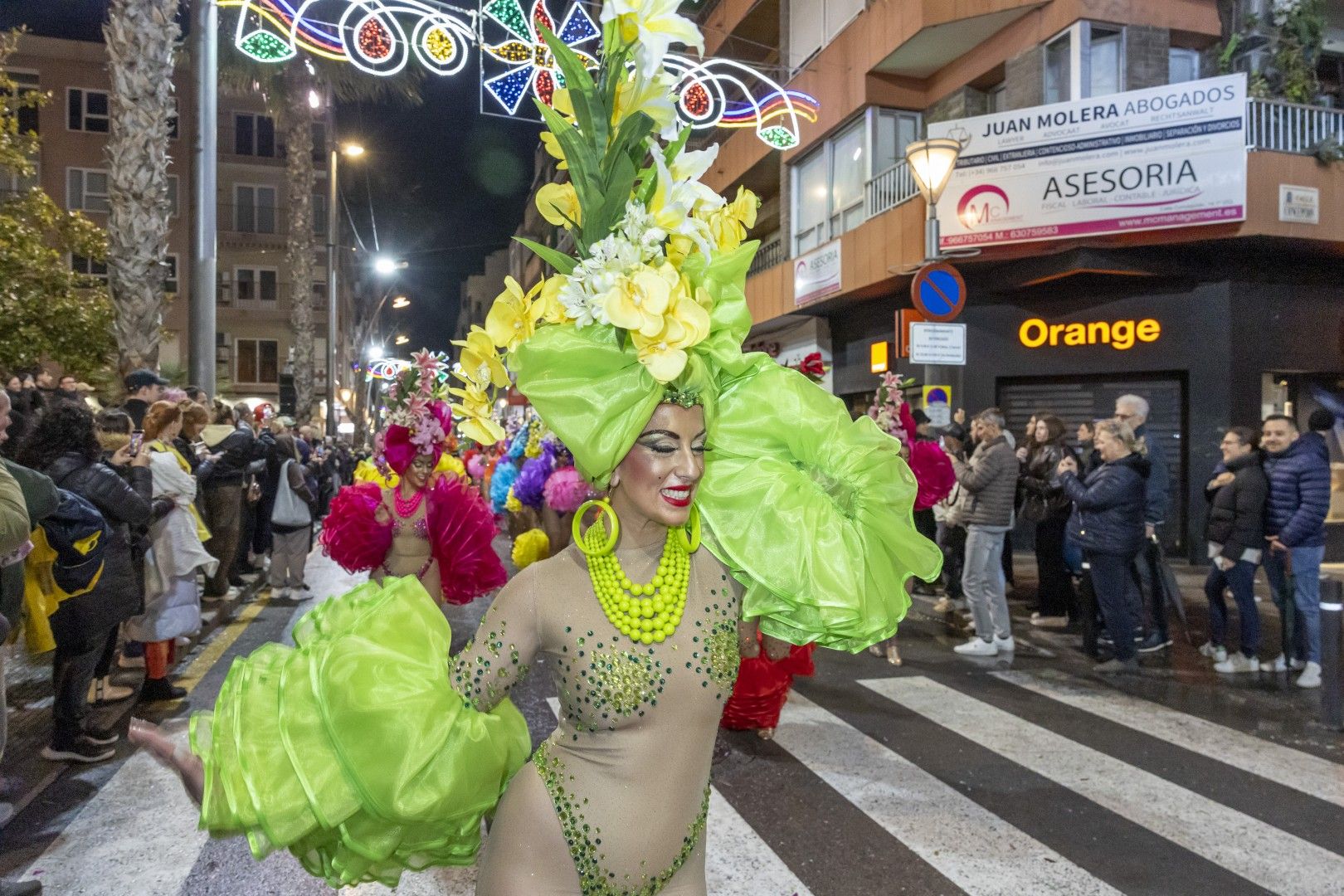 Aquí las mejores imágenes del desfile nocturno del Carnaval de Torrevieja 2025 que salió a la calle desafiando el viento y la lluvia