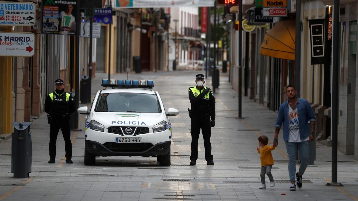 Dos agentes de la Policía Local vigilan una calle de Ronda a finales de abril pasado.