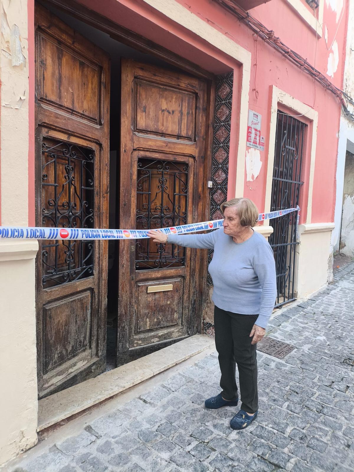 La propietaria junto a su casa