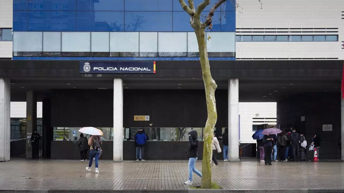 La Policía detiene a 28 personas por facilitar 212 falsas parejas de hecho en Cornellà y Salt