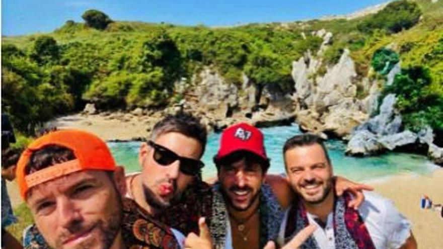 Pablo López junto a unos amigos en la playa  de Gulpiyuri. |  INSTAGRAM