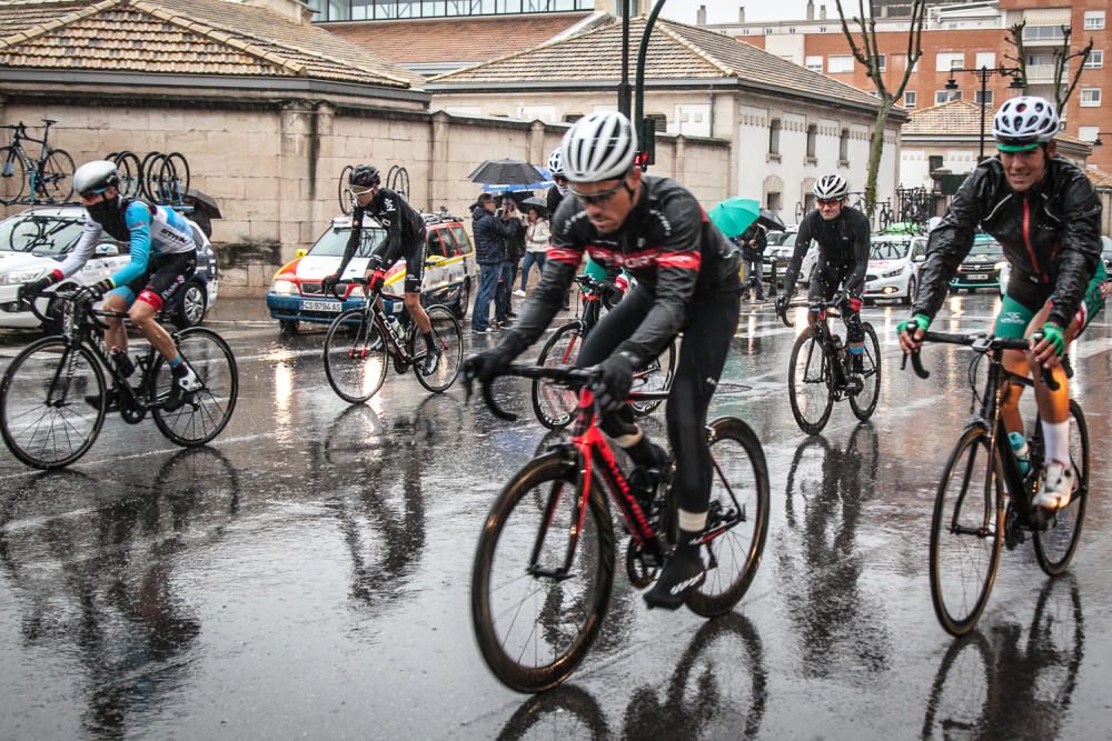 El ciclista murciano Iván Martínez ha sido el ganador del LXV Trofeo San Jorge "Santiago Blanquer" disputado el domingo en Alcoy.