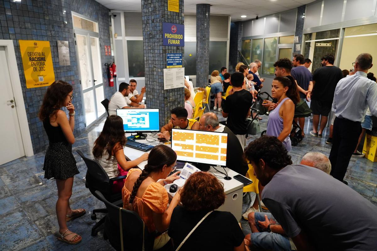 VILA-REAL. Reubicaciones para los abonados.  colas en La Cerámica.