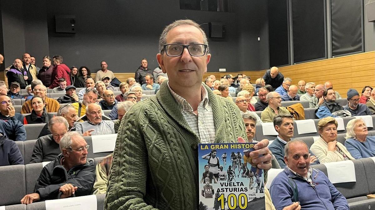 Oscar Cudeiro durante la presentación de su libro