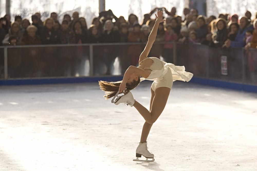 Exhibición de patinaje sobre hielo en la pista de Gijón