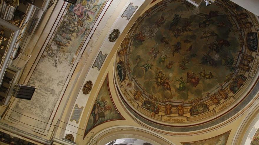 Las humedades afectan a la bóveda y la cúpula de la iglesia de Santa Catalina de Alzira.