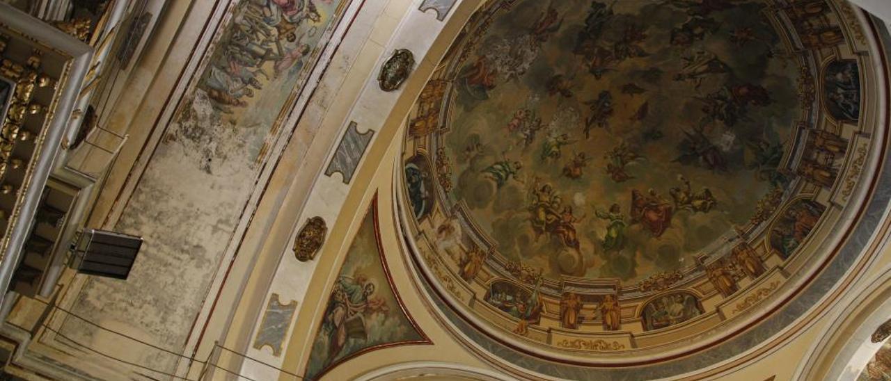 Las humedades afectan a la bóveda y la cúpula de la iglesia de Santa Catalina de Alzira.