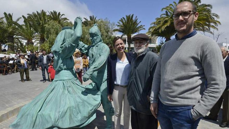 San Bartolomé homenajea al folclore con una escultura  del baile de la malagueña