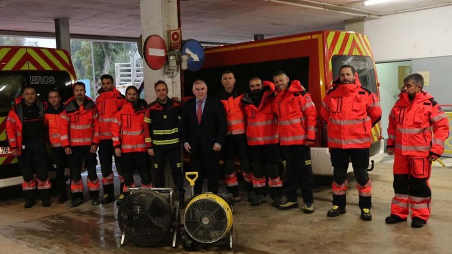 El presidente del CPB, Manuel Marmolejo, con los bomberos. | L.O.