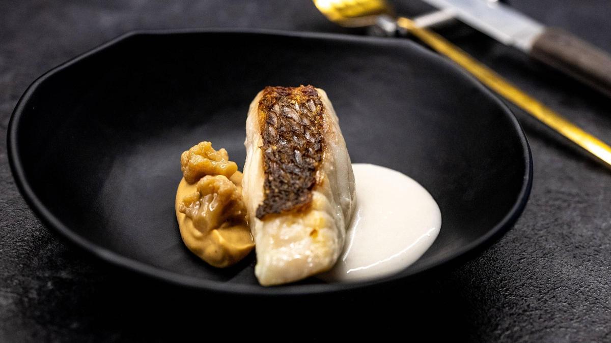 El 'pagell' con puré de coliflor tostada y vainilla de Gastro Garatxe.