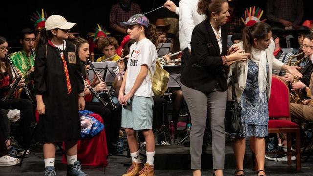 Arriba, la Banda de Música de Zamora en su primera actuación al completo en el Teatro Principal. Abajo, distintos momentos del primer pase de los XVII conciertos divertidos. | | ANA BURRIEZA