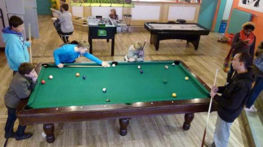 Joaquín López, a la derecha de la imagen, durante una partida de billar, en su centro juvenil en Alemania.