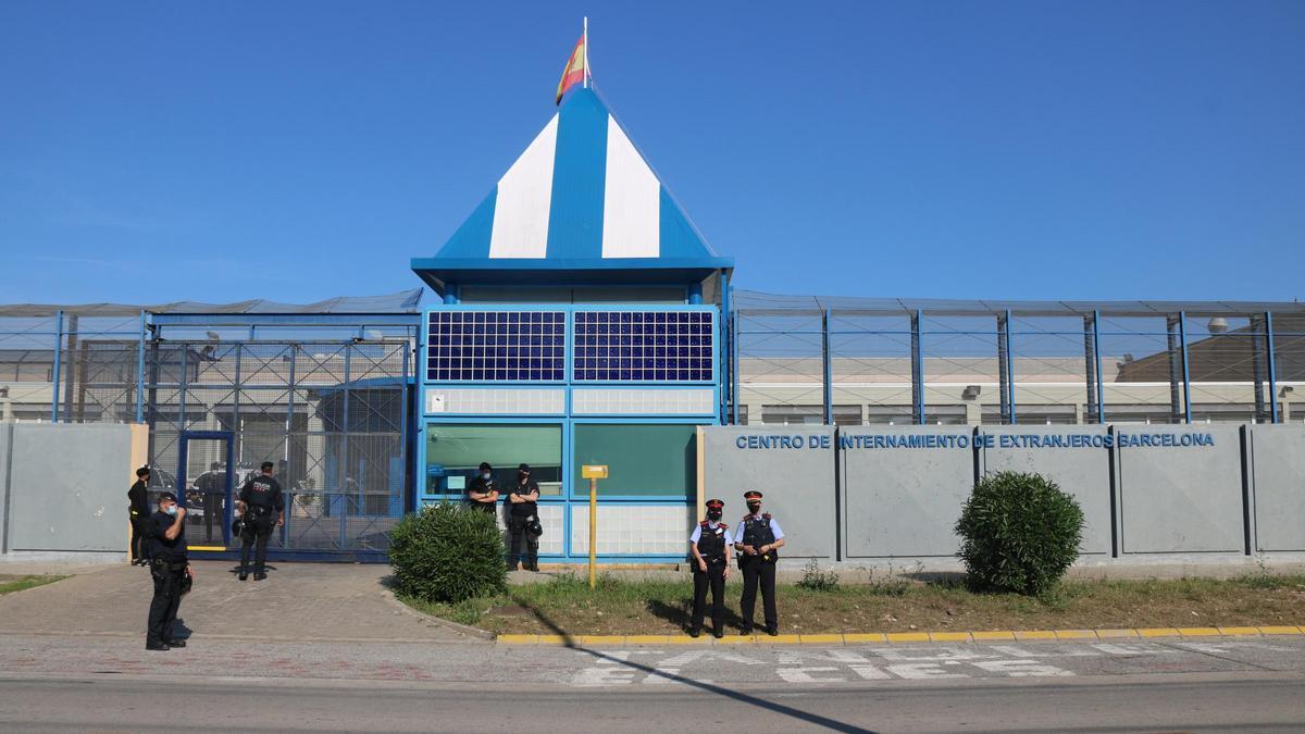 Mossos davant el CIE de la Zona Franca on hi ha ingressat el detingut, en una foto del 2021.