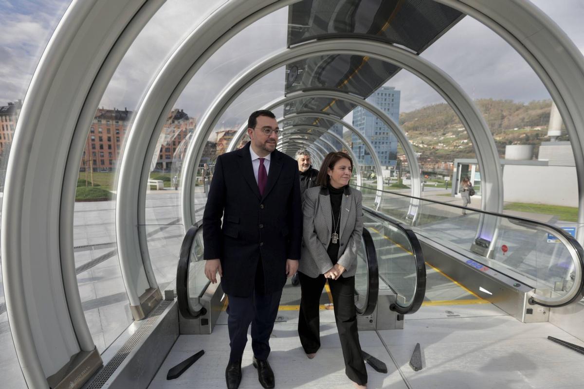 Barbón inaugura los pasillos rodantes  del HUCA y la nueva parada de autobús del hospital.