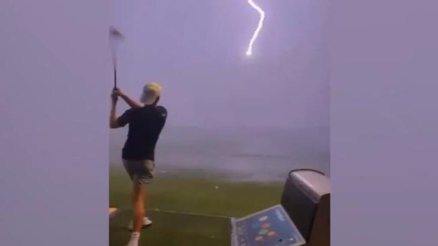 Vaya susto y menudos gritos: están jugando al golf... ¡y un rayo impacta de lleno en la pelota!