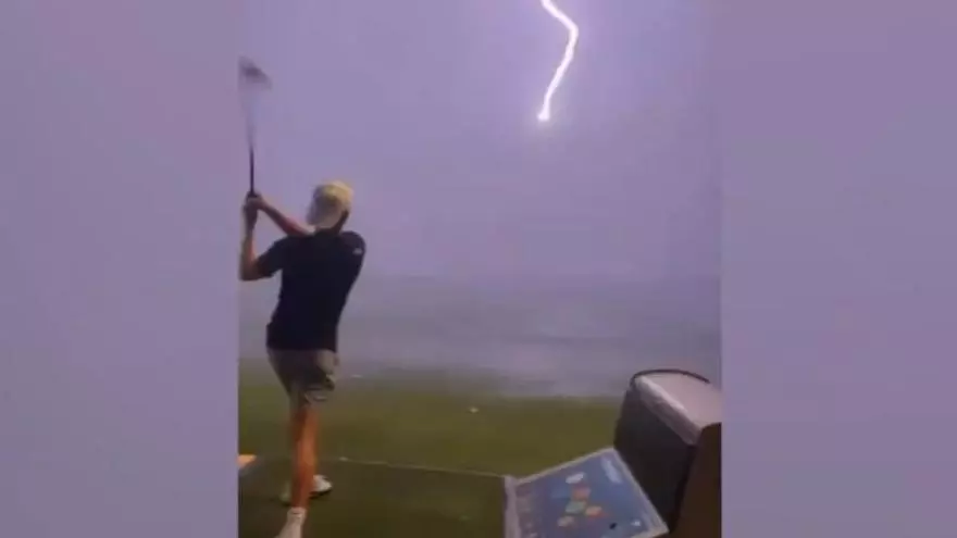 Vaya susto y menudos gritos: están jugando al golf... ¡y un rayo impacta de lleno en la pelota!
