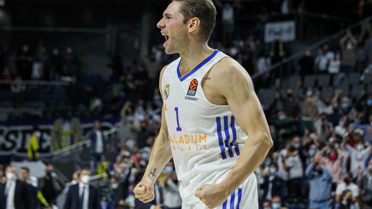 Fabian Causeur celebra una canasta en un partido del Real Madrid.