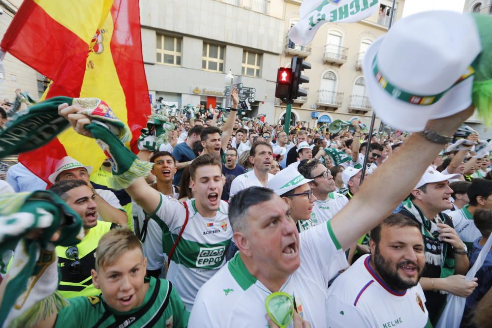 El Elche celebra su ascenso a Segunda División en una rúa por las calles de la ciudad