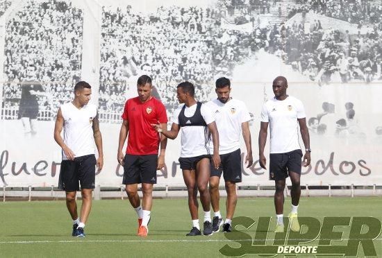 Caras largas tras perder ante el Betis