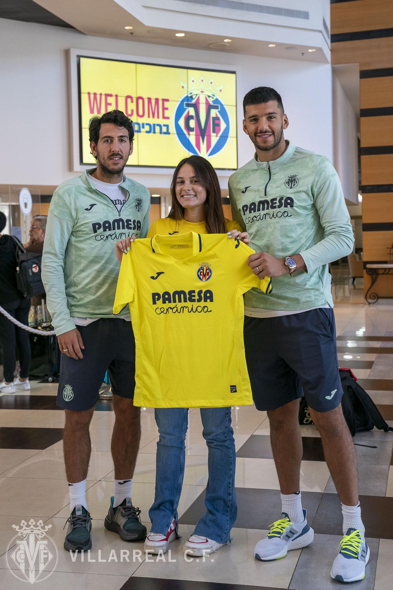 Parejo y Rulli, con una aficionada israelí del Submarino.