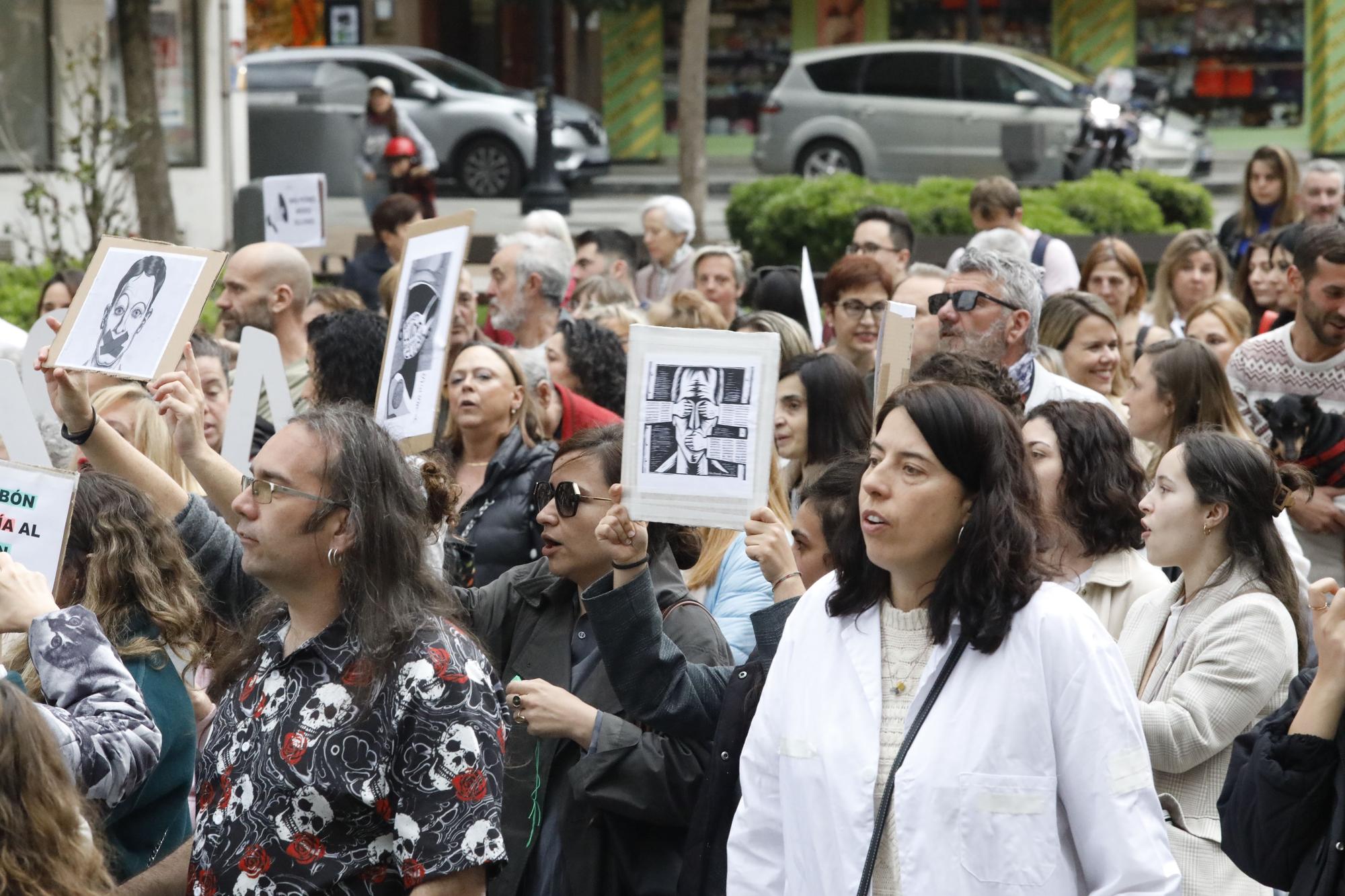 En imágenes: Los sanitarios se manifiestan en Gijón al grito de "no queremos más dinero, queremos mejores condiciones laborales"