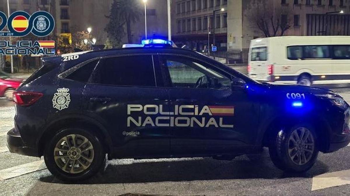 Coche de patrulla nocturna de la Policía Nacional.