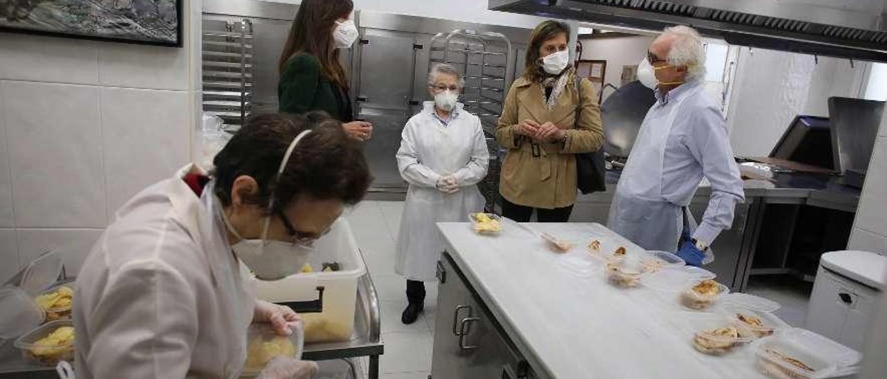 Las concejalas Leticia González y Conchita Méndez, conversando ayer con José García Inés y sor Esperanza en la Cocina Económica, con una voluntaria en primer término.