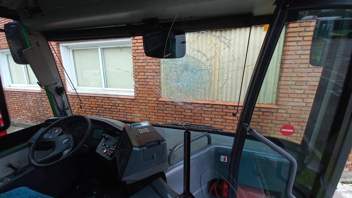 Vista desde el interior del parabrisas impactado de otro autobús de Vitrasa