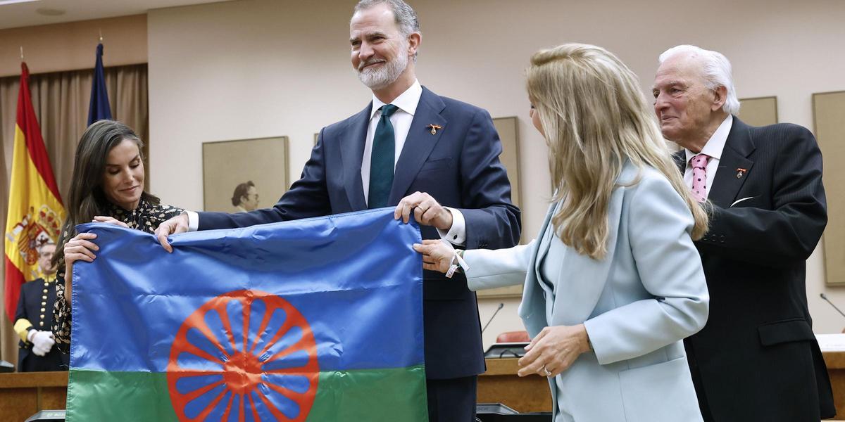Los Reyes de España sujetan una bandera del Pueblo Gitano en el día internacional de este colectivo del pasado año.