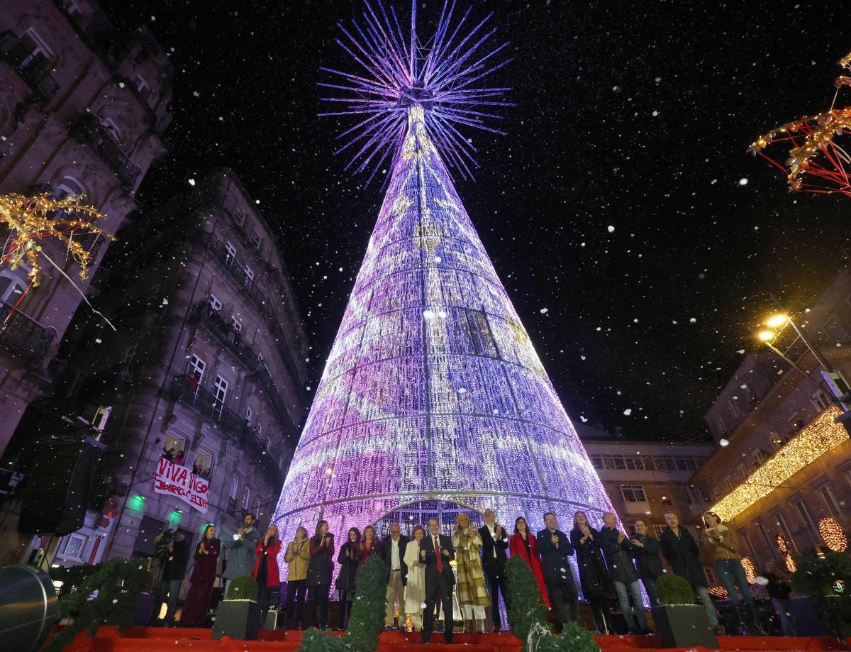 Vigo enciende la Navidad más grande de su historia ante miles de personas