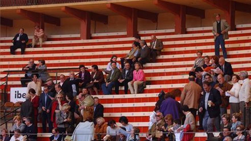 Los toros, con aforo superreducido, sin ayudas y sin fiestas patronales