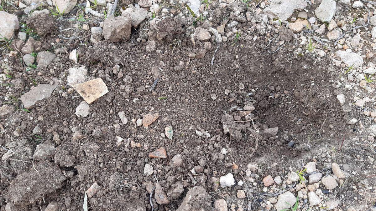 Un agujero en Son Antiquet rodeado de cerámica.