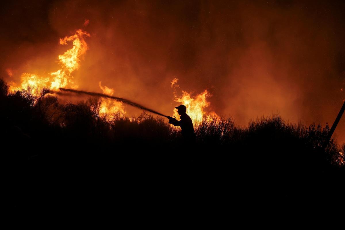 Dos grandes incencios cerca de Atenas obligan a evacuar a miles de personas