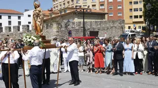 Gijón y la Armada rinden honores a la Virgen del Carmen con una multitudinaria ofrenda floral: "Es una maravilla"