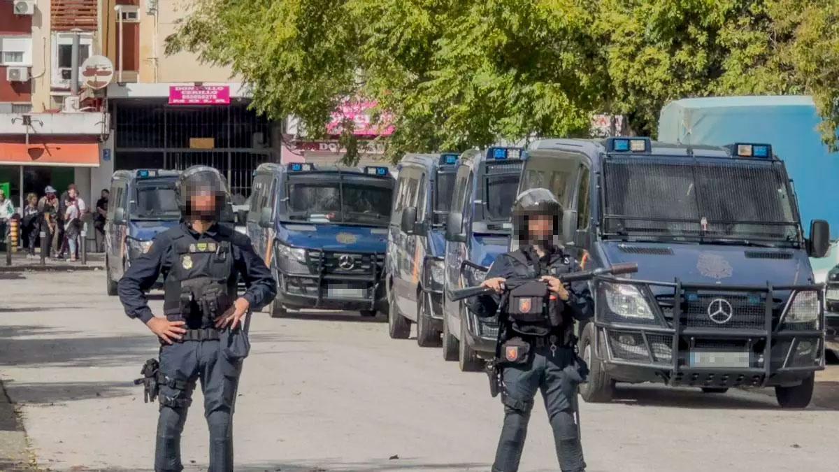 La Policía en Las Tres Mil Viviendas de Sevilla, en una imagen de archivo.
