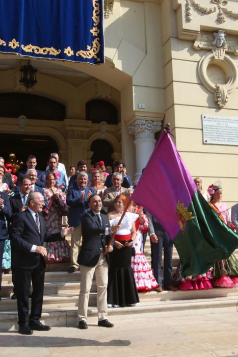 Con la entrega de la bandera de la ciudad a Andrés Olivares ha comenzado la romería hasta la Basílica de la Victoria este sábado por la mañana