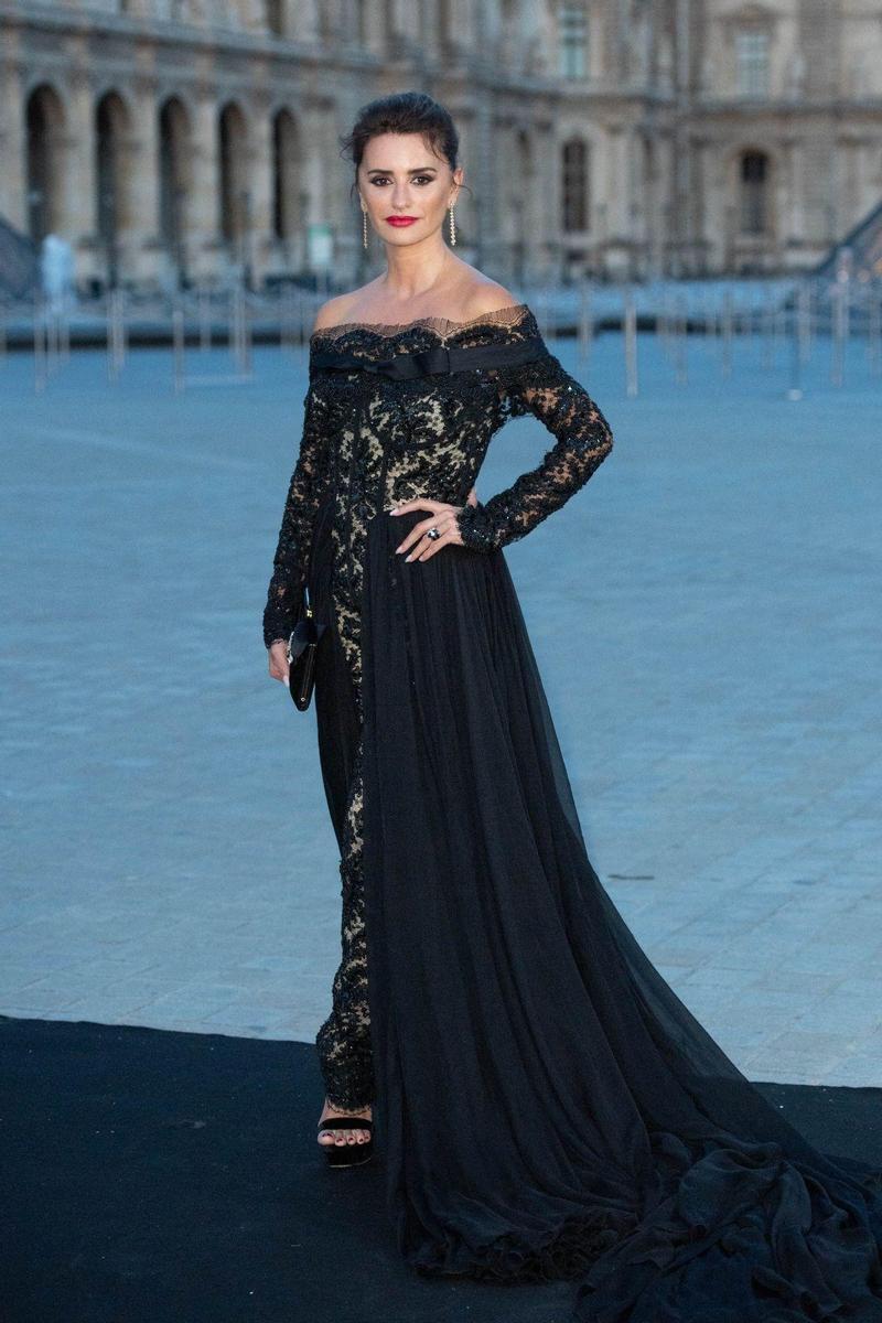 Penélope Cruz con vestido negro de encaje en París