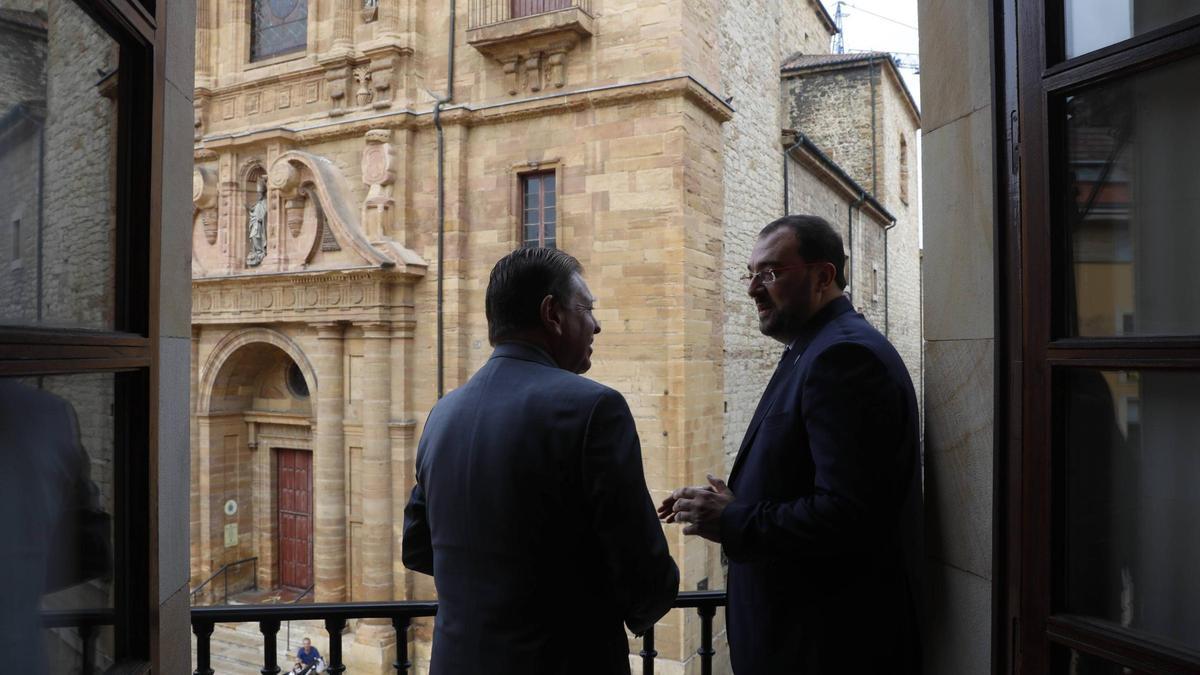 La visita de Adrián Barbón a Alfredo Canteli en el Ayuntamiento de Oviedo