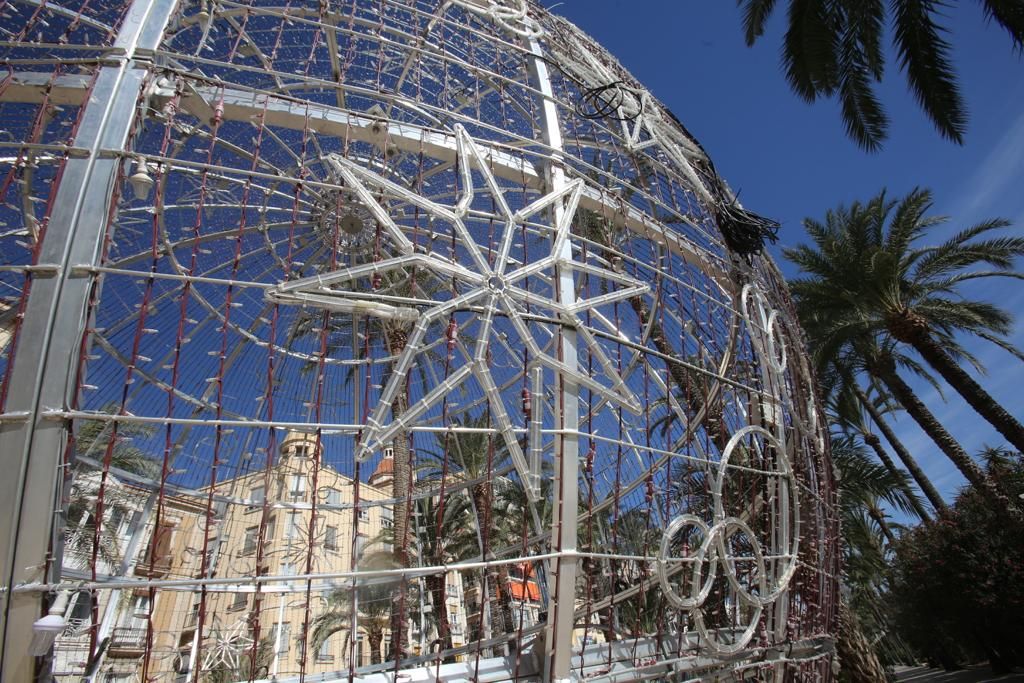 Alicante instala la bola gigante de Navidad más grande de España