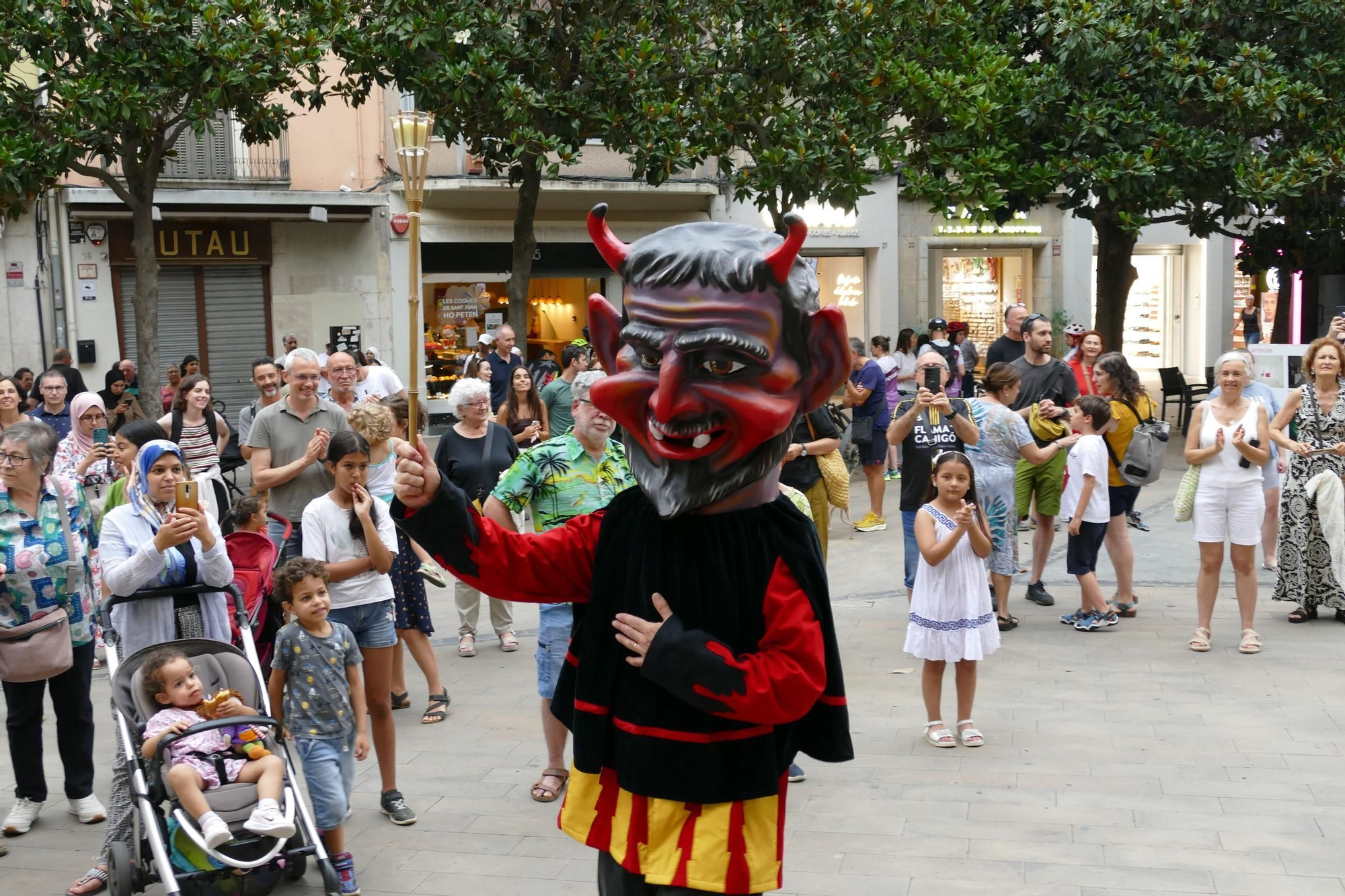 Figueres rep la Flama del Canigó i reparteix la llum de la catalanitat per tota la comarca