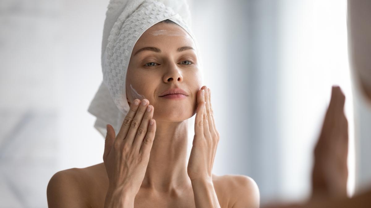 Mujer aplicando su rutina de belleza