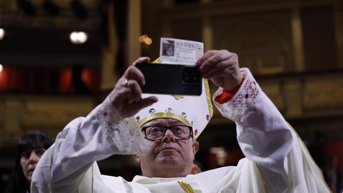 El 'Papa de la Lotería' mostrando su billete con el cero