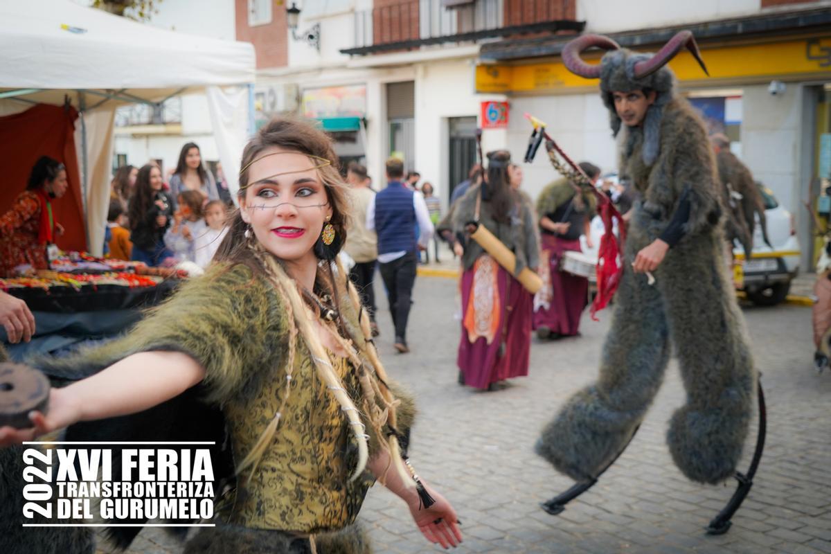 El ambiente en las calles de Villanueva del Fresno es espectacular durante la Feria del Gurumelo.