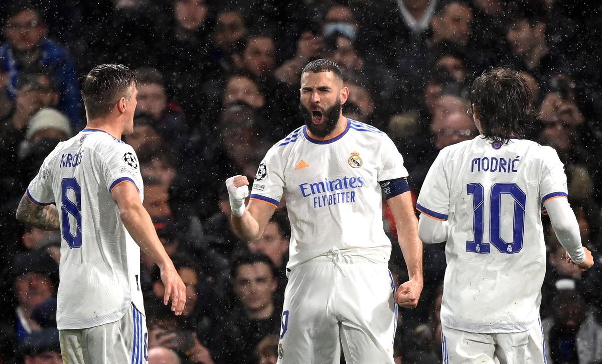 Toni Kross, Karim Benzema y Luka Modric celebran uno de los tantos del francés frente al Chelsea en la ida de cuartos de final de la Champions.