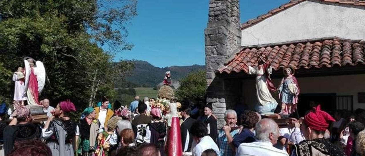 Procesión con las nuevas imágenes en Nieda.